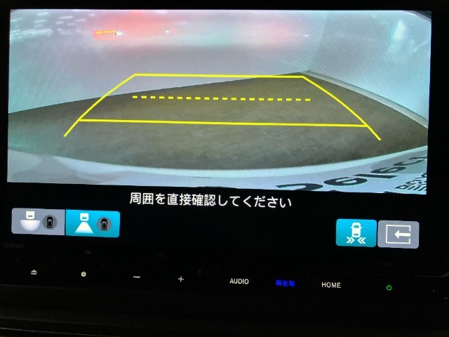 全周囲カメラが装備されております。シフトレバーをRに入れると、自動的にナビ画面に後方視界が映し出されます。ガイドラインが表示されるので距離が分かり易くなっております。