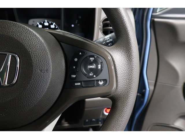 Hondaセンシングの機能のひとつ、アダプティブクルーズコントロール付！アクセルから足を離しても設定したスピードと前車との車間を保ち走行してくれます！車線維持もアシスト☆高速道路で疲労軽減ですね☆