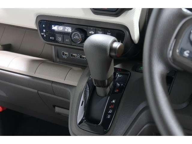 インパネシフトだから視線の移動も少なく足元もスッキリ♪運転席もゆったりしているのでゆとりを持ってドライブできますね！