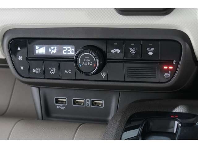 オートエアコンタイプなので細かい操作なしで快適温度に調整してくれます。運転席はシートヒーター付きで、冷えた車内でもスイッチを押せば数秒で座面と背もたれがあたたかくなります。