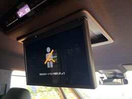 【フリップダウンモニター】大画面モニターで後席でもエンタメをお楽しみいただけます。小さなお子様にも大人気の装備です♪