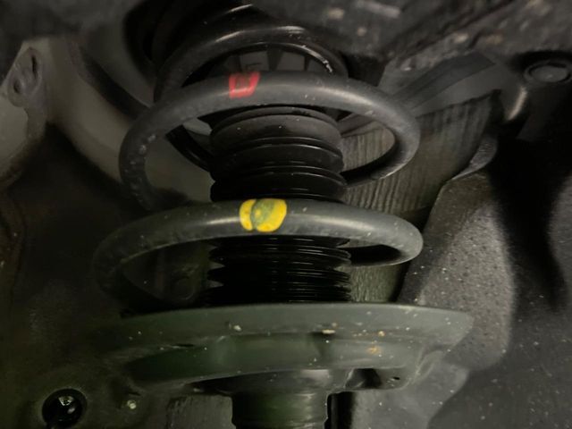 お車を安心してお乗りいただく為には、足回りの定期点検が欠かせません。サービスサポート（有償保証）では無料点検もご提供しており、安心のカーライフをお過ごしいただけるサポート体制が整っています。