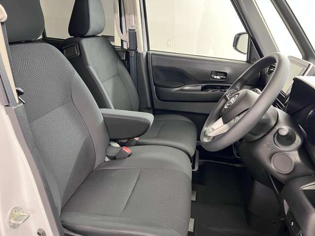 【運転席シート】ゆったりと広々した空間です。ストレスなく運転ができますよ！