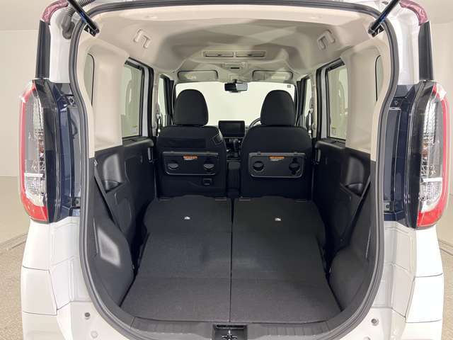 【多彩なシートアレンジ】背もたれを倒すとより多くの荷物を乗せることができます。