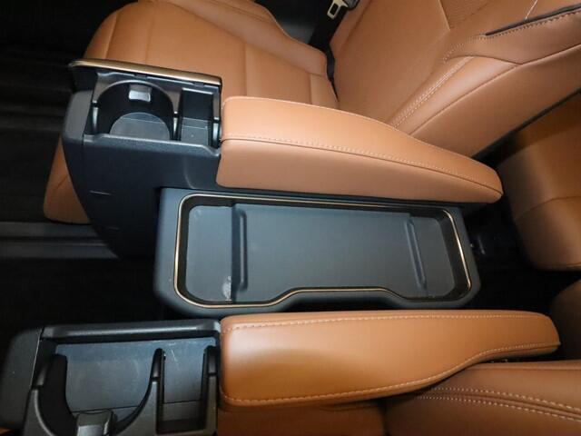 お車のご購入は　カーセブンメガ三郷店にお任せ！入庫の流通がシンプルでおトクな下取り車、買取車が多数在庫！また、とても魅力的なオークションカーも勢ぞろい♪広大な展示場に300台以上の在庫がございます♪
