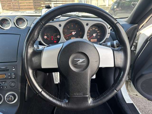 こちらはハンドルの写真です。弊社はユーザー様から買取した車両を、一台一台チェックして問題のない車両を掲載しております。ご安心ください