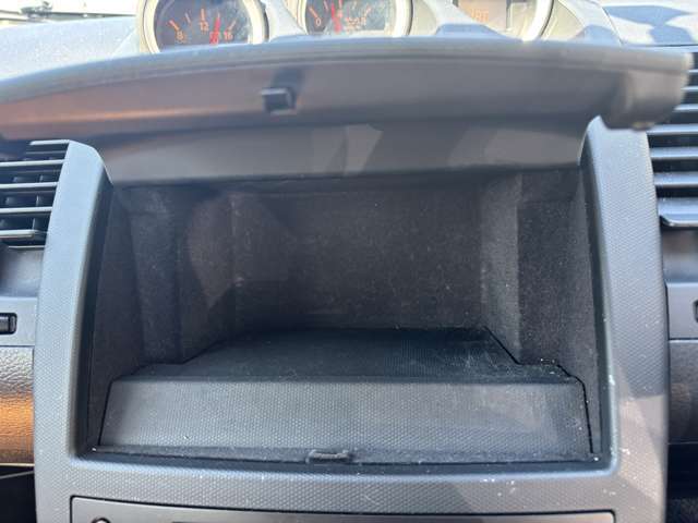 こちらグローブボックスの写真になります。こういった場所はほこりがたまりやすいですが、しっかり清掃しておりますので、ご安心ください！