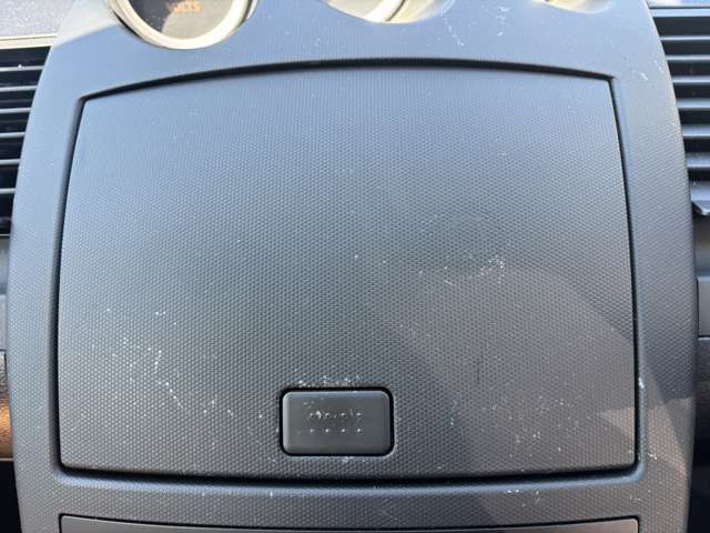 こちらグローブボックスの写真になります。こういった場所はほこりがたまりやすいですが、しっかり清掃しておりますので、ご安心ください！