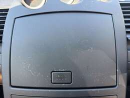 こちらグローブボックスの写真になります。こういった場所はほこりがたまりやすいですが、しっかり清掃しておりますので、ご安心ください！