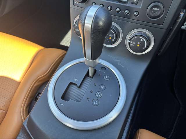 こちらセンターコンソール周りの写真になります。中古車なので、一度お客様の目でご確認いただければ幸いです！お問い合わせもお待ちしております！