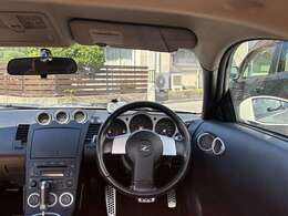 こちらは運転席のシートです。納車前には自社でしっかりクリーニングを行います。また、『シート撥水コーティング（別途料金）』などの、クリーニングメニューもご用意しております。