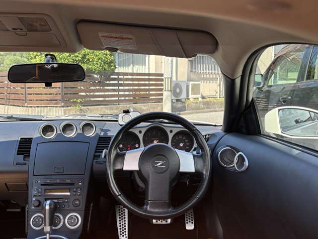 こちらは運転席のシートです。納車前には自社でしっかりクリーニングを行います。また、『シート撥水コーティング（別途料金）』などの、クリーニングメニューもご用意しております。