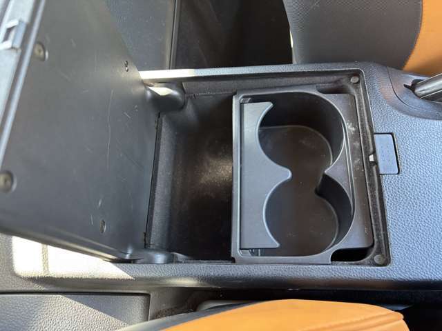 こちらドリンクホルダーの写真です。隅々まできれいにしておりますので、一度お客様の目でご確認ください。また別途有料で、室内クリーニングプランあります。是非お任せください！