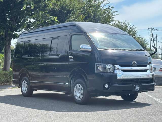 普通免許で運転OK。送迎バス代わりになる10人乗りディーゼル4WD。