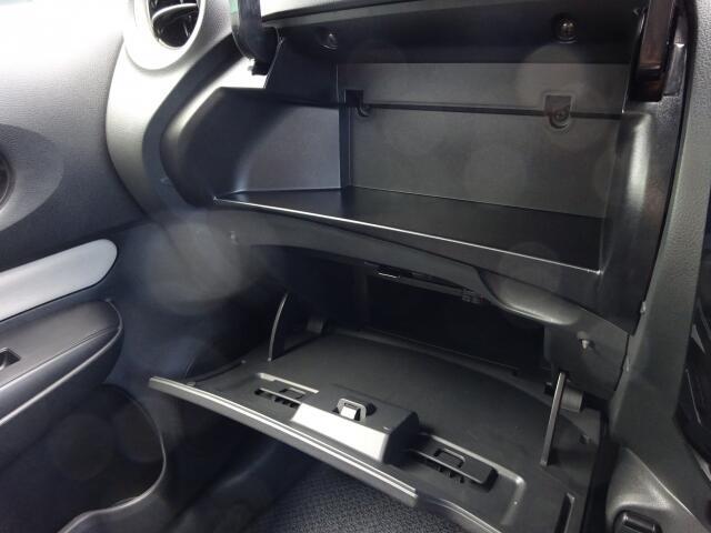 助手席前には車検証入れ等書類一式を収納できるグローブボックスがございます。