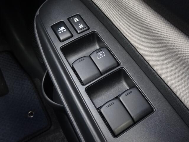 窓の開閉も楽々のパワーウィンドウです。