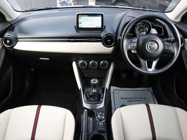 すっきりとしたデミオらしいデザインのダッシュ回り！フロントビューの視認性もよく運転しやすいと思います★