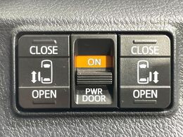 【両側パワースライドドア】スマートキーや運転席のスイッチで後席両側スライドドアの開閉が可能♪電動だから力を入れてドアを開ける必要が無く、小さなお子様でも簡単に開け閉めでき快適です♪
