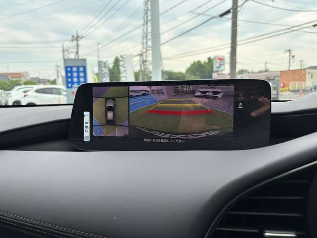 「360°ビュー・モニター」装備◇車両の前後左右にある4つのカメラ映像をさまざまな走行状況に応じて切り替えてセンターディスプレイに表示、死角や障害物との距離確認できるようになり危機回避操作をサポート◇