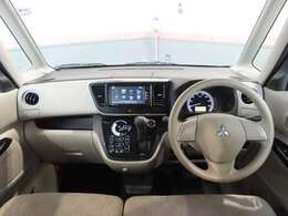 シフトレバーをダッシュパネルセンターに装備。運転席、助手席の足元すっきり！