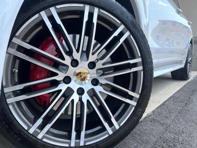 ●純正21インチアルミホイール：輸入車ならではの卓越した走りを支えるホイールと足回りです！日本車の走りに慣れている方にもぜひ体感して頂きたいほど、高いレベルでまとまっています！