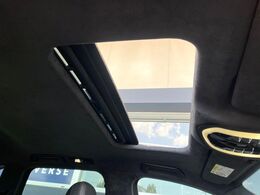 ●サンルーフ：開放感たっぷりの希少装備、サンルーフが装着されています！車内に明かりを取り入れたり景色を楽しむ以外にも、車内の空気も簡単に換気できて快適です！