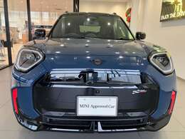 LEDヘッドライトで御座います。MINIのボンネットはヘッドライト部分に穴が開いている特徴的なもので御座います。MINIの伝統やこだわりがこういったところにも表れております。