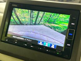 【バックカメラ】駐車時に後方がリアルタイム映像で確認できます。大型商業施設や立体駐車場での駐車時や、夜間のバック時に大活躍！運転スキルに関わらず、今や必須となった装備のひとつです！