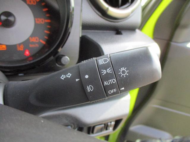 ライトのスイッチをAUTOに設定すると、周囲の暗さに応じてスモールランプ、ヘッドランプのON/OFFを自動で調整します