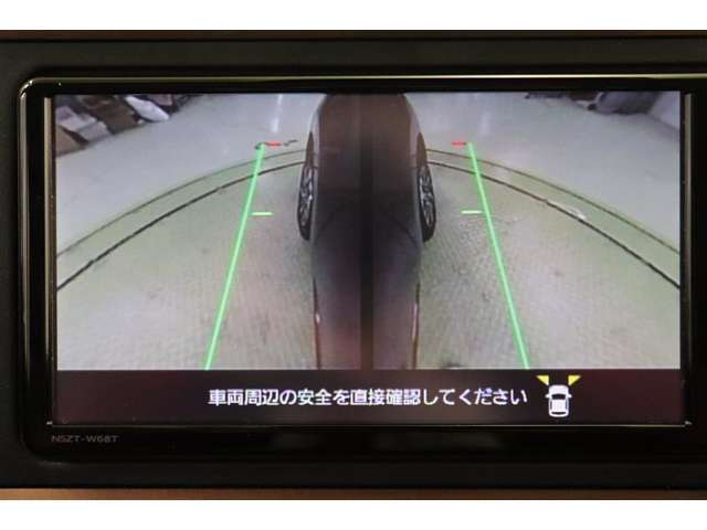 左右側面カラーモニターも装備。駐車枠や隣のクルマなど周囲との位置関係がよくわかり、駐車しやすいですよ。運転席からは目視できない助手席側の側面も見えますので、路肩に幅寄せする際なども安心です。