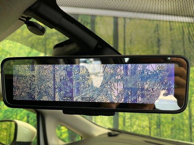 【インテリジェントルームミラー】後席の大きな荷物や同乗者で後方が確認しづらい時でも安心！カメラが撮影した車両後方の映像をルームミラー内に表示。クリアな視界で状況の確認が可能です！