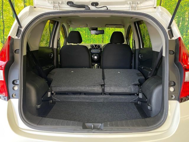 普段のお買い物や通勤、送迎等に十分な荷室スペースを確保しております。セカンドシートを倒すと、大きな荷物の積載も可能です♪