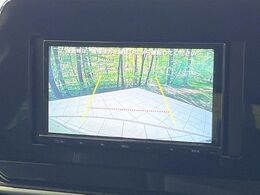 【バックカメラ】駐車時に後方がリアルタイム映像で確認できます。大型商業施設や立体駐車場での駐車時や、夜間のバック時に大活躍！運転スキルに関わらず、今や必須となった装備のひとつです！