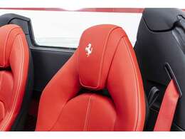 外装色はBianco Fuji、内装色はRosso Ferrariの組み合わせでございます。