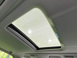 【サンルーフ】開放感たっぷりの希少装備、サンルーフが装着されています！車内に明かりを取り入れたり景色を楽しむ以外にも、車内の空気も簡単に換気できて快適です！