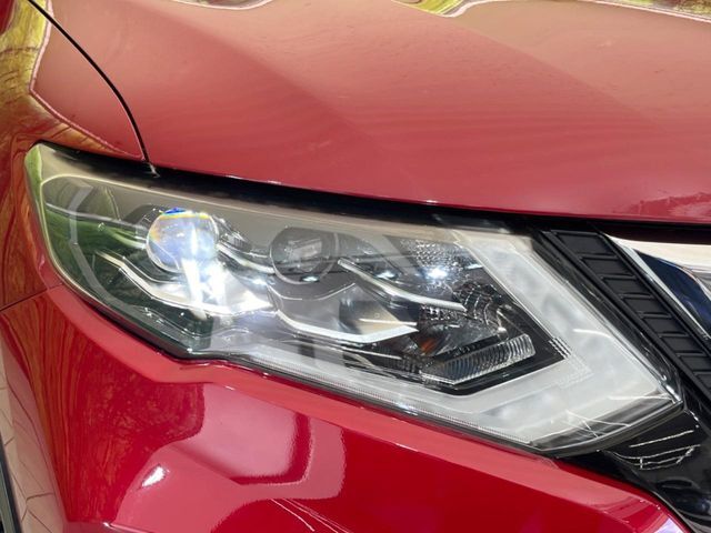 【LEDヘッドライト】悪天候や夜間走行時も良好な視界を確保し安心して運転できる高輝度LEDヘッドライトを装備！点灯速度が早く、消費電力も抑えられています。