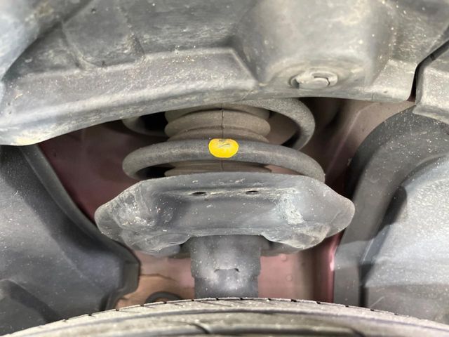 お車を安心してお乗りいただく為には、足回りの定期点検が欠かせません。サービスサポート（有償保証）では無料点検もご提供しており、安心のカーライフをお過ごしいただけるサポート体制が整っています。