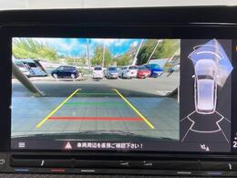 ギアをリバースに入れると車両後方の映像を映し出します。画面にはガイドラインが表示され、車庫入れや縦列駐車などの際に安全確認をサポートします。