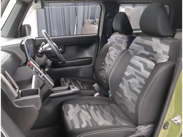運転席助手席はゆとりがあります★　足元も大変広々しております。