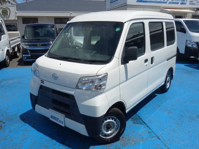 当店の中古車は、オートオークションから厳選して仕入れた後、店頭にてさらに第三者の評価検査を受けております。