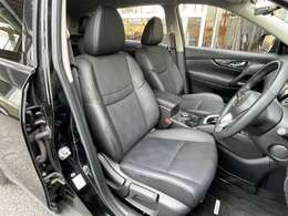 前席、目立つシミ汚れも少なく良好な状態になっております。