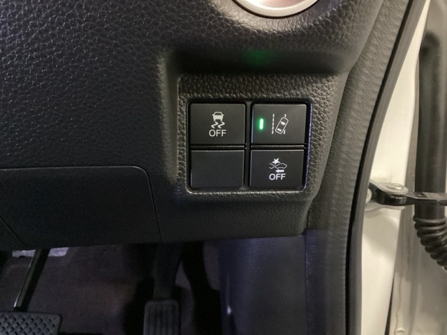 Hondaセンシング用の、VSA（ABS＋TCS＋横滑り抑制）解除とレーンキープアシストシステムのメインスイッチなどはハンドルの右側に装備しています。燃費に役立つECONボタンもここです。