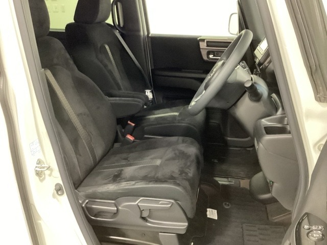 女性でも運転がしやすいように、シートの高さ調整機能（シートリフター）がついています。運転席と助手席の足元が空いている為助手席側への移動がスムーズです。交通量の多い道でも助手席側から乗り降りができます。