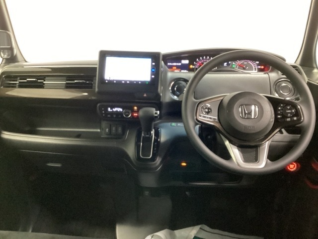 車内は光触媒抗菌消臭施工済です。インパネ周りはスタイリッシュなデザインで機能や装備も充実しています。グローブボックスやカップホルダーのほかにトレーなどたくさんの収納スペースが付いています。