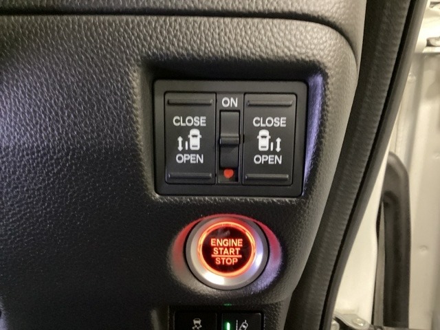 リアドアは乗り降りに便利な両側電動スライドドアです。また運転席に座っていながらスイッチ操作で自在にスライドドアを開け閉めできます。