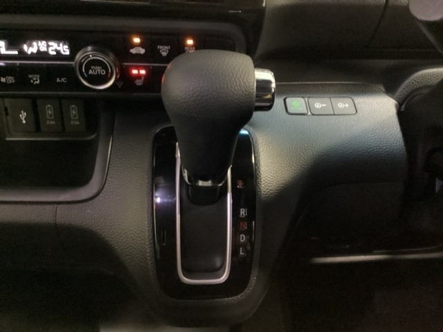 CVT車のセレクトレバーです。低速から高速まで、変速ショックのないスムーズな走りを実現するとともに、エンジン効率のよい領域を維持することで燃費にも貢献します。