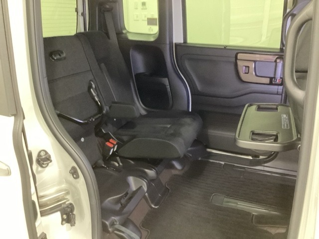 運転席助手席の後ろには、休憩時のちょっとした小物置きに使える「格納式のシートバックテーブル」を装備しています。また、シートの座面を跳ね上げて収納スペースを広くすることも可能です。