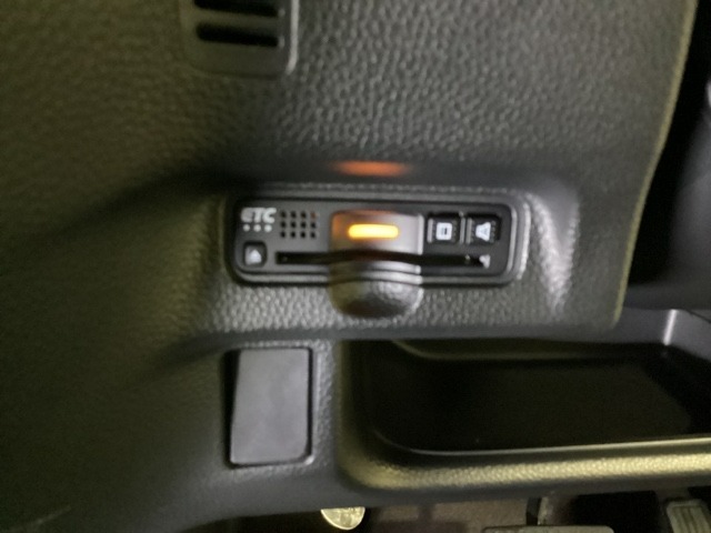 ハンドルの左下にETCがついています。高速道路の料金所の通過も楽々です。　カードの取り出しもしやすい場所についています。
