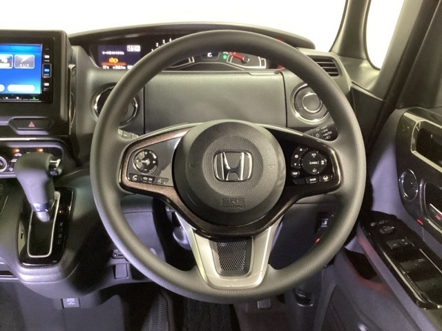 ハンドルにHondaセンシング系のクルーズコントロールやレーンキープアシストなどのスイッチと、オーディオの操作スイッチが装備されています。ハンドルから手を離さず安全に操作できます。