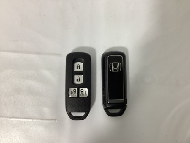 スマートキー付きですからドアロックの開閉およびエンジンスタートが楽々です。電動スライドドアの開け閉めもボタンで操作できます。スペアキーも同じものを用意しております。